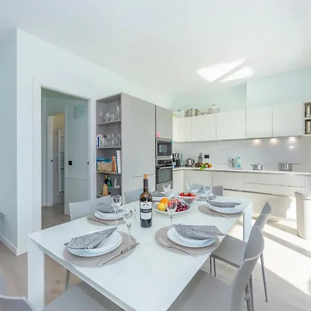 Beautiful 5 Bdrm Modern Penthouse Mezzegra