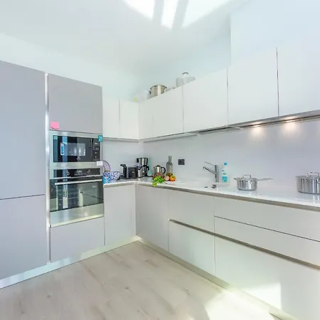 Beautiful 5 Bdrm Modern Penthouse * Mezzegra