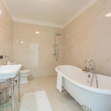 Beautiful 5 Bdrm Modern Penthouse * Mezzegra