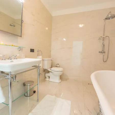 Beautiful 5 Bdrm Modern Penthouse * Mezzegra