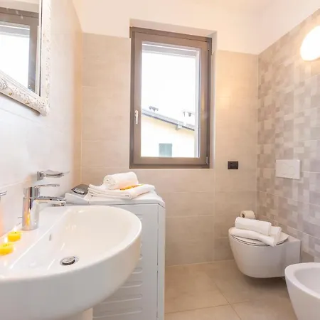 Beautiful 5 Bdrm Modern Penthouse Apartman *
