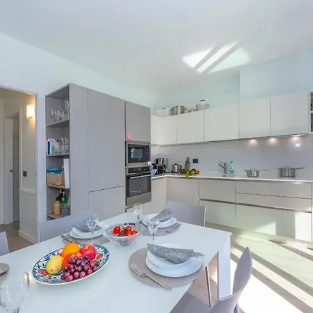 Beautiful 5 Bdrm Modern Penthouse Apartman