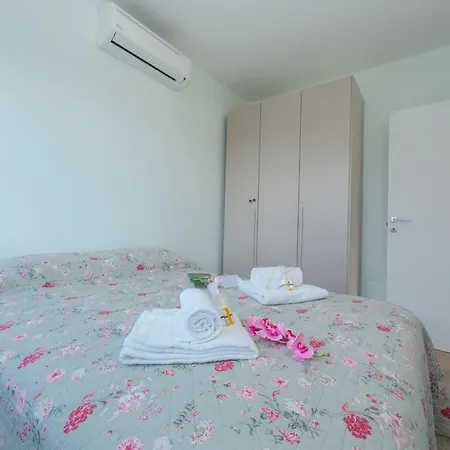 Beautiful 5 Bdrm Modern Penthouse Apartman *