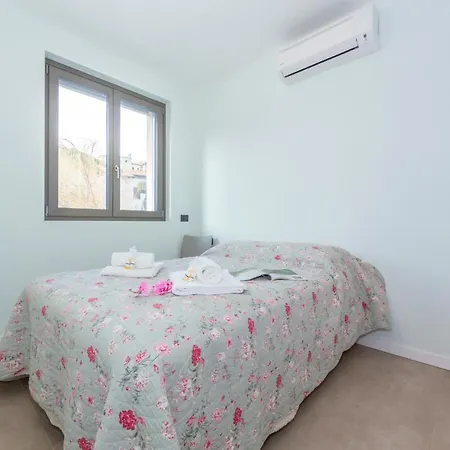 Beautiful 5 Bdrm Modern Penthouse *